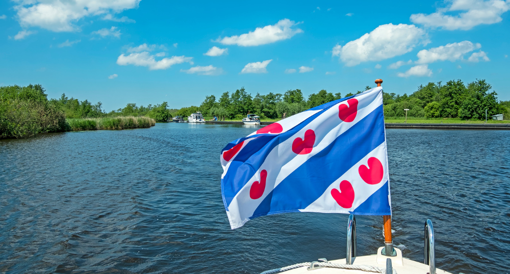 Afbeelding van de Friese vlag op een boot