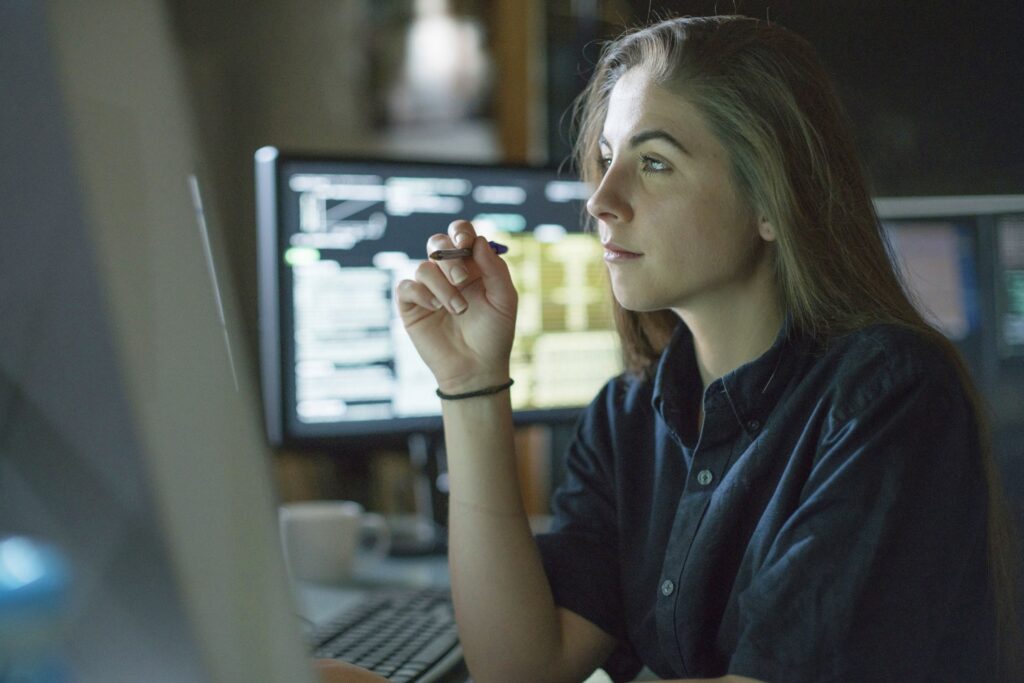 Vrouw kijkt naar marktonderzoek software