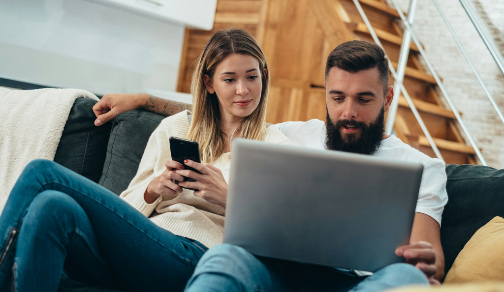 twee mensen achter een laptop klantcontact verbeteren